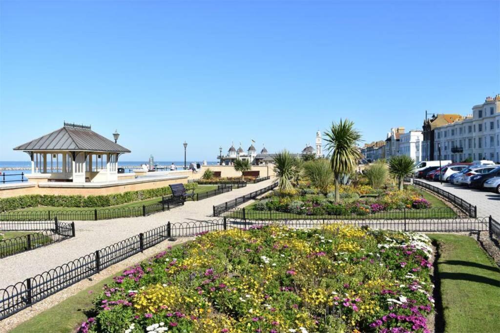 Grand 2 Bed Georgian Apartment At Florence House With King Bed, In The Heart Of Herne Bay & 300M From Beach ภายนอก รูปภาพ